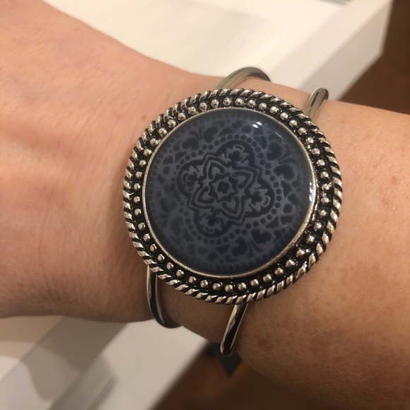 Earrings and bracelet set - Picture 7 of 12